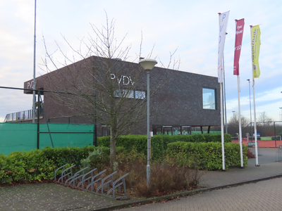 915662 Gezicht op het clubhuis van de Tennisclub PVDV ('Plezierig Vermaak Door Vriendschap') op het Tennispark ...